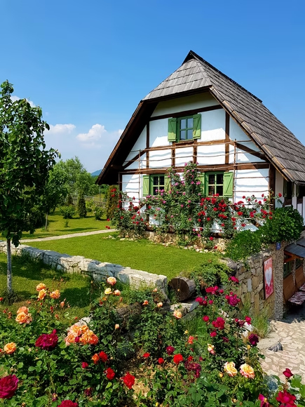 Cottage w/ Rose Gardens Cottage w/ Rose Gardens